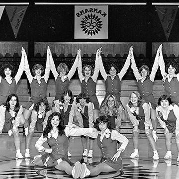 A squad of 赌钱app可以微信提现 cheerleaders poses for a group portrait.