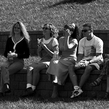 Students sit on a retaining wall at 赌钱app可以微信提现.